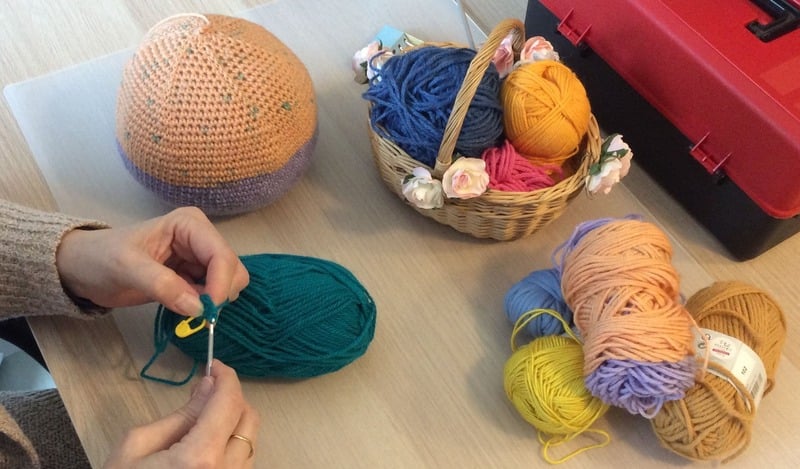 Confection d'un amigurumi en laine verte