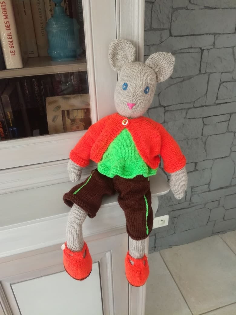 Souris au crochet avec yeux brodés, sans risque pour les petits