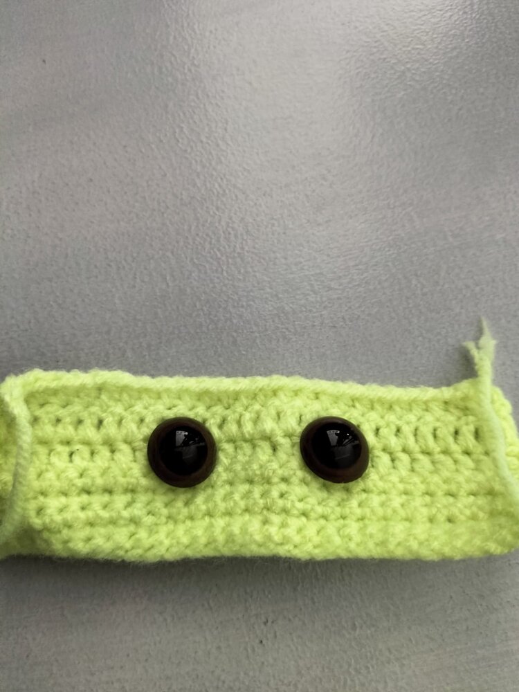 Yeux de sécurité vus de face, posés sur un amigurumi en cours de crochet