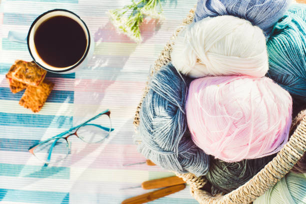 Un peu de crochet autour d'un café. Mailles calines.