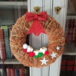 couronne de Noel en crochet de couleur marron.
